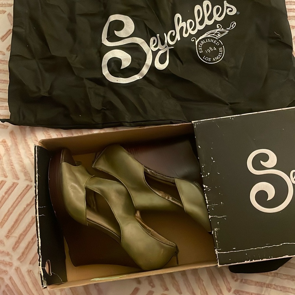 Seychelles - Olive wedges “”The Eye to Eye Shoe” - size 10